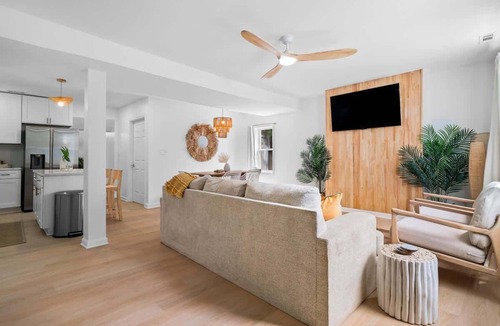 Sandusky House | 5 Min to Cedar Point Hot Tub Retreat