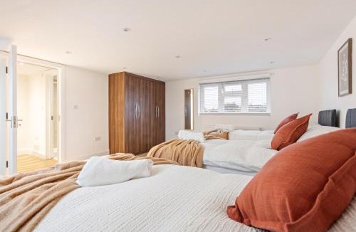 Cranford Apartment | 5 Min to Heathrow Airport - Spacious 5BR Sleeps 10