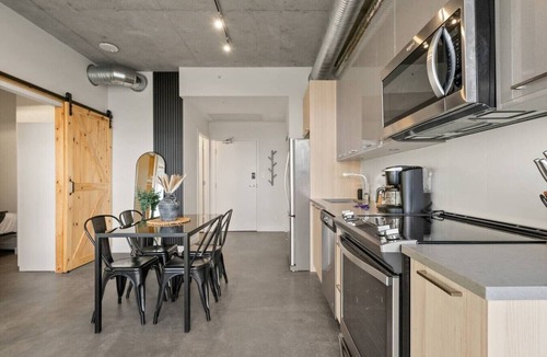 East Village Apartment | 5 min to Stampede | 2BR | AC | UG Parking