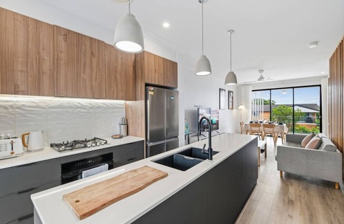 Upper Mount Gravatt House | 5-Min Walk to Garden City | Premium 4BR Home