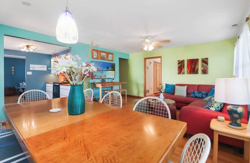Town Bank Cottage | 5-Min Walk to Bay Beach Sleeps 10 Sunset Views Huge Deck + Outdoor Shower