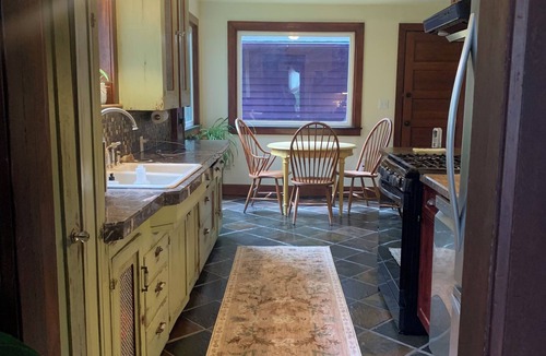 South Westside House | 5-min walk to Downtown Olympia and Capital Lake, 4br, sleeps 13
