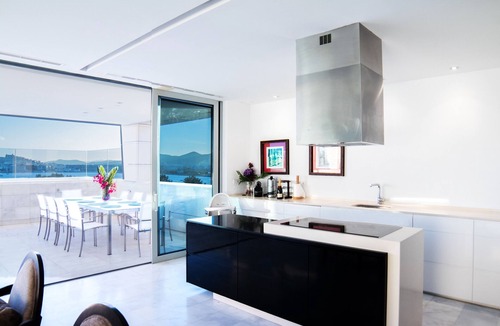 Cap Martinet House | 5 mins to Ibiza: 4 bedrooms, 5 bathrooms with infinity pool & private beach
