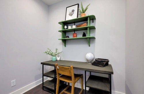 Melrose House | 5 Mins From Broadway! ★ Luxe Renovated Townhome ★ Free Parking ★