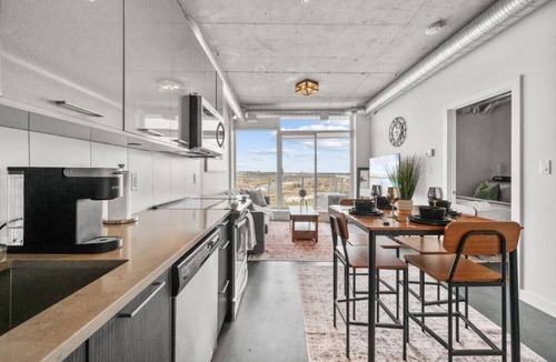 Victoria Park Apartment | 5 mins from Stampede | King Bed | Sofa Bed | AC