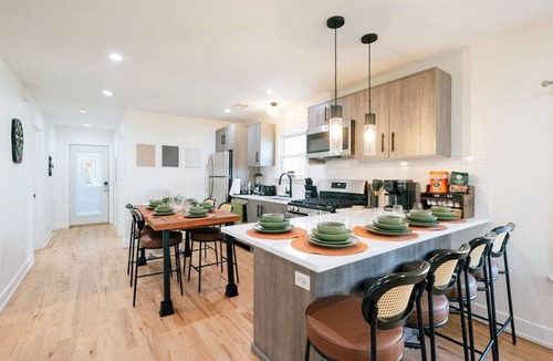 Pilsen Apartment | 5 Mins to Downtown CHI Sleeps 10 - Parking + Games