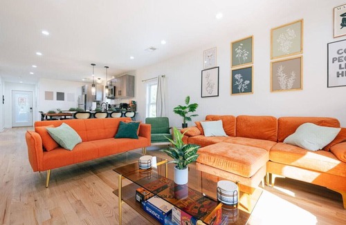 Pilsen Apartment | 5 Mins to Downtown CHI Sleeps 10 - Parking + Games