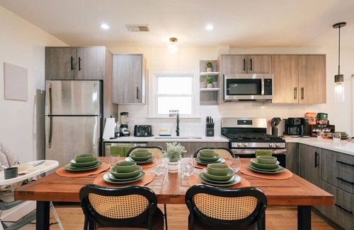 Pilsen Apartment | 5 Mins to Downtown CHI Sleeps 10 - Parking + Games