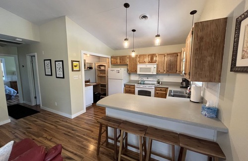 Colington House | 5 mins to Sound and Beach! Pet friendly & perfect for couples and small fam!