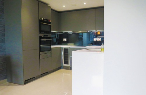 Elephant and Castle Apartment | 5 mins to Southwark tube station, luxury flat with superb viewing