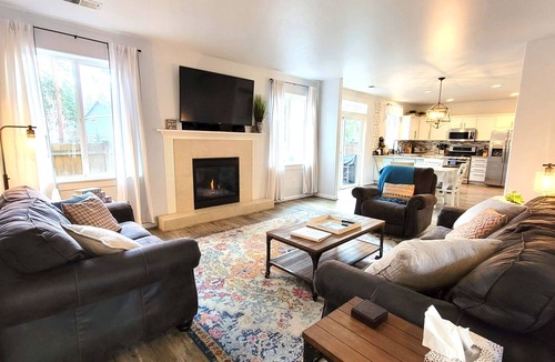 Southwest Bend House | 5 Minute Drive to Downtown Bend, Dog Friendly