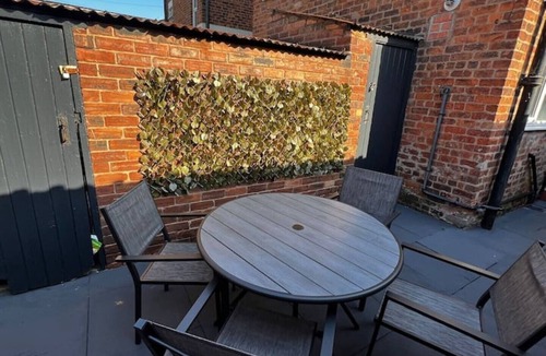 Blacon House | 5 Minute Walk From Chester City Centre. Spacious House Sleeps up to 7