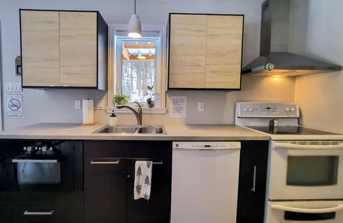 Saint-Raymond Ski Chalet | 5 minutes from the Bras du Nord Valley/Chalet with riverfront spa