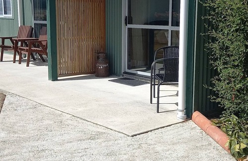 Milton Apartment | 5 minutes to the Clutha Gold Cycle Trail-Garden View-Close to Dunedin & Catlins