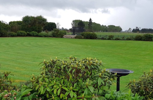 Milton Apartment | 5 minutes to the Clutha Gold Cycle Trail-Garden View-Close to Dunedin & Catlins