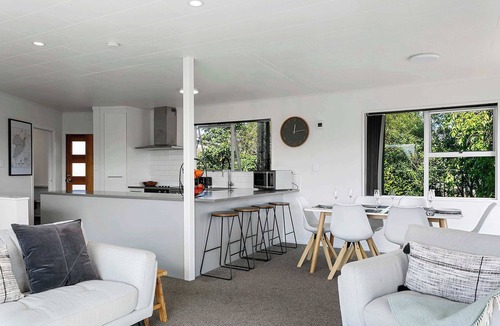 Two Mile Bay House | 5 Minutes Walk to Lake & Drive to Town