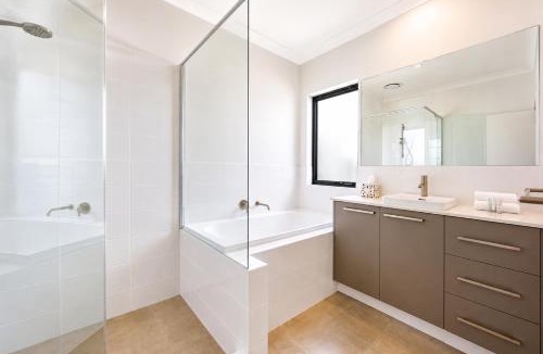West Busselton House | 5 O Clock Somewhere - Cosy Coastal Hideaway,