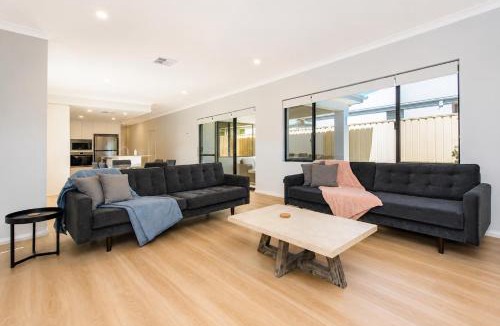 West Busselton House | 5 O Clock Somewhere - Cosy Coastal Hideaway,