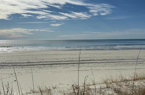 Windy Hill Apartment | 5 O'Clock Somewhere, dogs ok, quick walk to Ocean