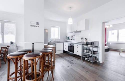 Tempelhof Apartment | 5 rooms, giant living room, Park Tempelhofer Feld, 3 minutes to underground/S-Bahn, up to 14 people