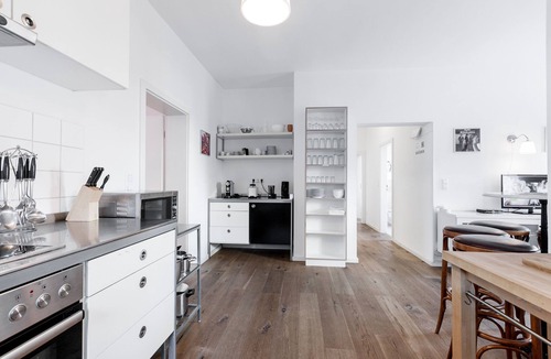 Tempelhof Apartment | 5 rooms, giant living room, Park Tempelhofer Feld, 3 minutes to underground/S-Bahn, up to 14 people