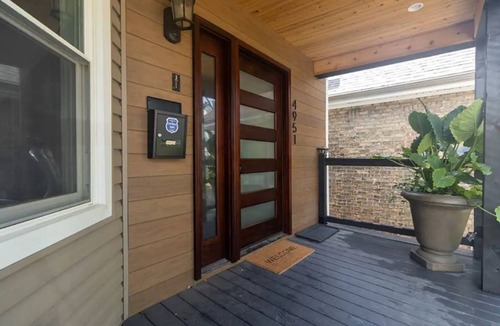 Chicago House | 5 Star Epicurean Experience with Hip, Modern, Gazebo with BBQ Grill & Sleeps 14.
