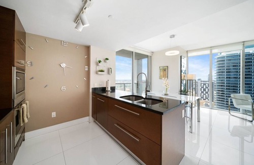 Downtown Miami Apartment | 5-star HIGH floor corner hotel condo. City & Water Views. 2 bed & 2 full bath