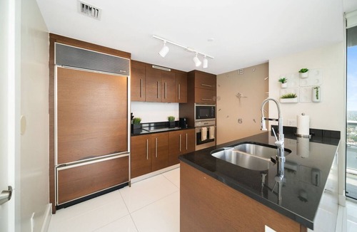 Downtown Miami Apartment | 5-star HIGH floor corner hotel condo. City & Water Views. 2 bed & 2 full bath