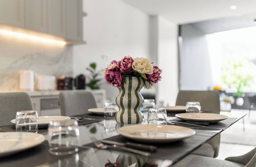 Thirroul Apartment | ⭐️5-Star Luxury 2BR Getaway Scenic Terrace & Views Walk to Train & Beach