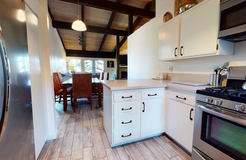 Mammoth Lakes Condo | 5-Star Modern & Remodeled Home. Private Washer/Dryer, Near The Village, Pool