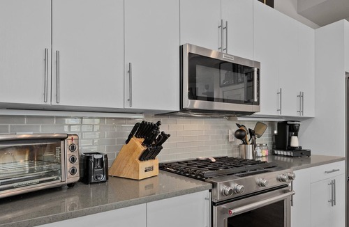 Jefferson Park House | ★★★★★ 5 Star, Private Room, Rooftop Deck, Massage Chair