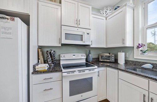 Atlantic Beach House | 5 Star Reviews Luxury House Pool, Steps from Ocean, Sleeps 6, Premier Host