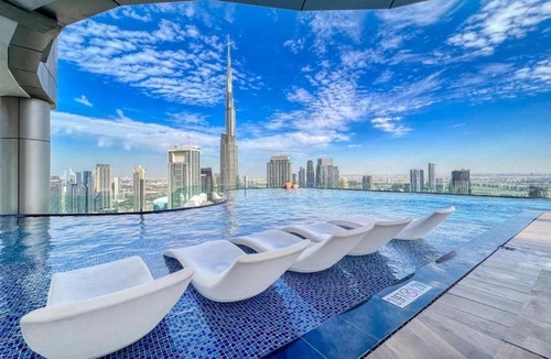 Downtown Dubai Apartment | 5 Star Rooftop Infinity Pool with Burj Khalifa Views
