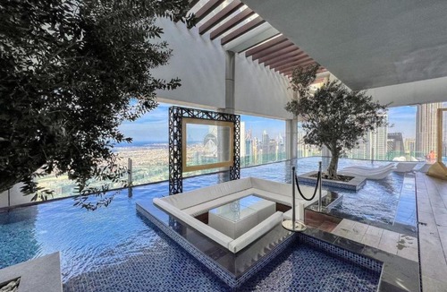 Downtown Dubai Apartment | 5 Star Rooftop Infinity Pool with Burj Khalifa Views