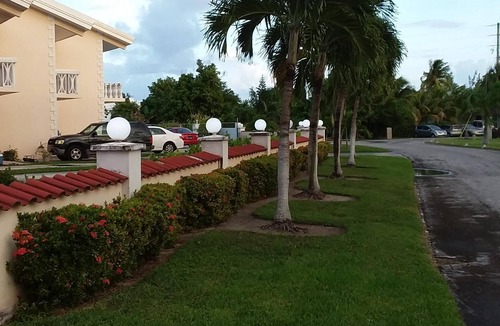 Bell Channel Bay House | 5* Star, Spacious and Clean with Pool, Waterfront Villa Close to All Amenities