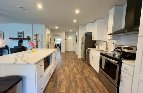 Denton House | 5 Star Stay Large Remodeled Modern 4BR Near UNT and TWU Sleeps 10