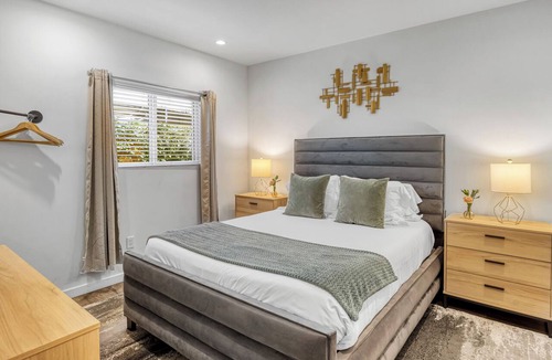 Hollywood Hotel | 5 Units in Heart of Hollywood | Remodeled Art Deco | Pink Revival by AvantStay