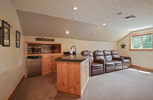 Sunriver House | 5 Vine Maple 6 Bedroom Home by Redawning