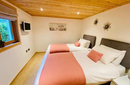 Penally Cabin | 5* Woodland Lodge with covered hot tub, dog friendly, golf, close to beach