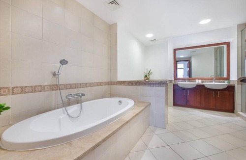 Palm Jumeirah Apartment | 50% DISCOUNT GIVEN! I can sleep 4 & Im pretty cool