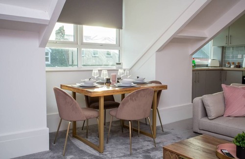 Whitley Bay Apartment | 50" Inch Smart TV - Walking Distance to Town Centre and Beach Front