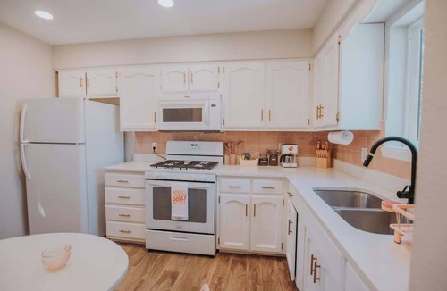 Pat Hurley House | 50 Shades of Pink+Hot Tub+ No Pet Fee
