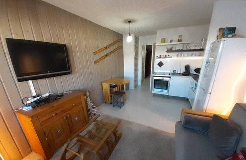 La Perriere Apartment | 50m from resort center, 3rd floor, balcony, parking, tv, ski locker, 30m², La Tania