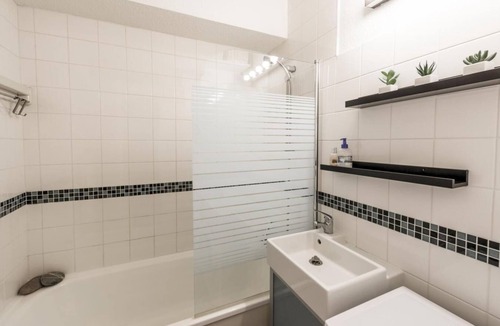 La Perriere Apartment | 50m from resort center, 3rd floor, balcony, parking, tv, ski locker, 30m², La Tania