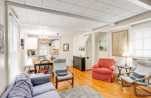 Lakeside Cottage | 525 Central Charming Cottage in Lakeside