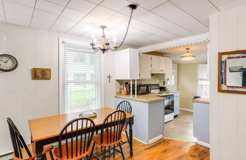 Lakeside Cottage | 525 Central Charming Cottage in Lakeside