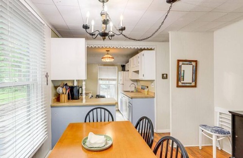 Lakeside Cottage | 525 Central Charming Cottage in Lakeside