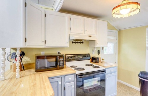 Lakeside Cottage | 525 Central Charming Cottage in Lakeside