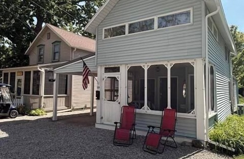 Lakeside Cottage | 539 Maple Beautiful cottage in the center of Lakeside