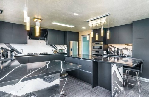 Groveland Cottage | 562 Massive 8 Bedroom on the Lake!